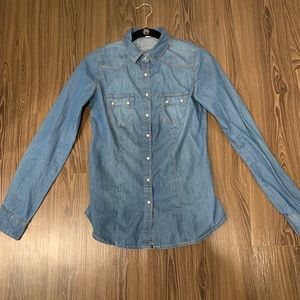 Women’s long sleeve chambray button up